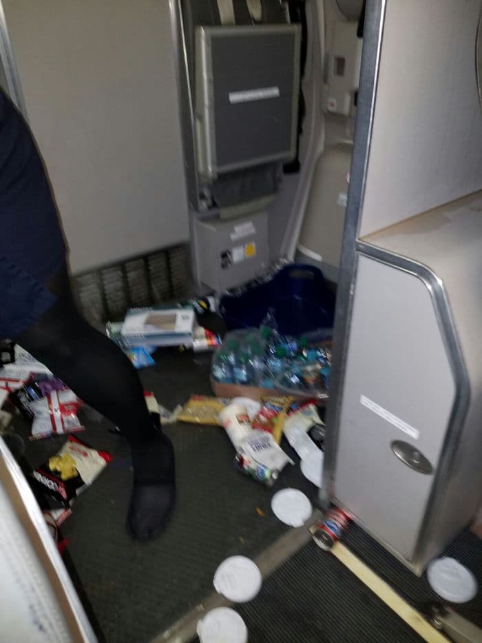 El vuelo 1134 de JetBlue partió la noche del lunes de Puerto Rico hacia Orlando, Florida. Sin embargo, el vuelo unas dos horas y media fue uno de terror para los pasajeros que se encontraban a bordo. Unas ocho personas terminaron hospitalizadas por dolores de espalda, cuello y nauseas.