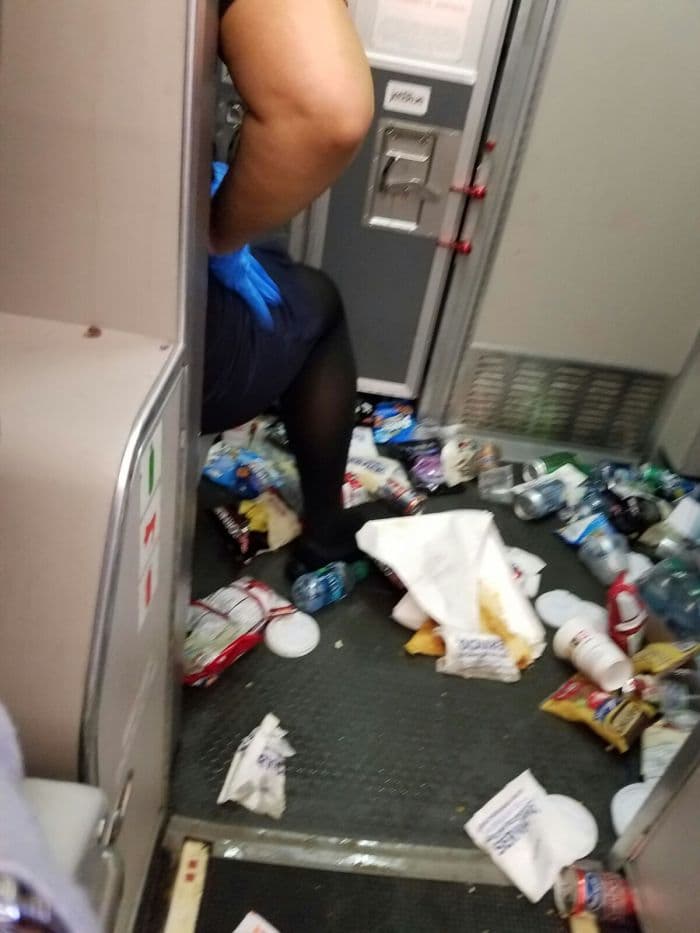 El vuelo 1134 de JetBlue partió la noche del lunes de Puerto Rico hacia Orlando, Florida. Sin embargo, el vuelo unas dos horas y media fue uno de terror para los pasajeros que se encontraban a bordo. Unas ocho personas terminaron hospitalizadas por dolores de espalda, cuello y nauseas.