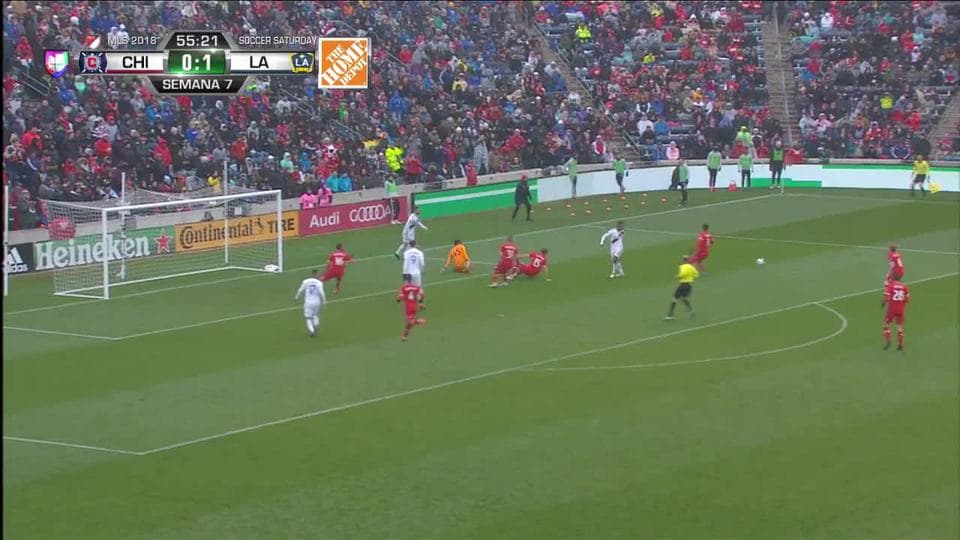 Grant Lillard despeja el balón y aleja el peligro