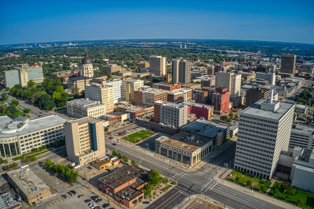 <h3 class="cms-H3-H3"><b>30. Kansas</b></h3>
<br>
<br>El estado de Kansas registró 
<b>411 muertes vehiculares</b> durante 2019, 6 muertes más que en 2018. De ese total, 91 muertes (22%) fueron causadas por el consumo de alcohol.