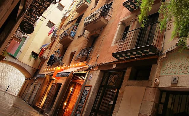 Barcelona está limitando cada vez más el uso de vehículos en su centro, pero no sin resistencia