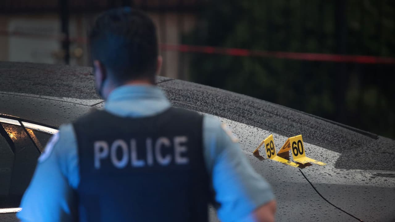 De acuerdo con el reporte de las autoridades, 
<b>este pasado miércoles</b> se registraron
<b> tres balaceras en la ciudad que dejaron un saldo de 18 heridos y un individuo muerto.</b> Uno de los incidentes más recientes tuvo lugar en el vecindario de Old Town, en donde al menos ocho personas resultaron baleadas, mientras se movilizaban en un autobús tras salir de una fiesta.