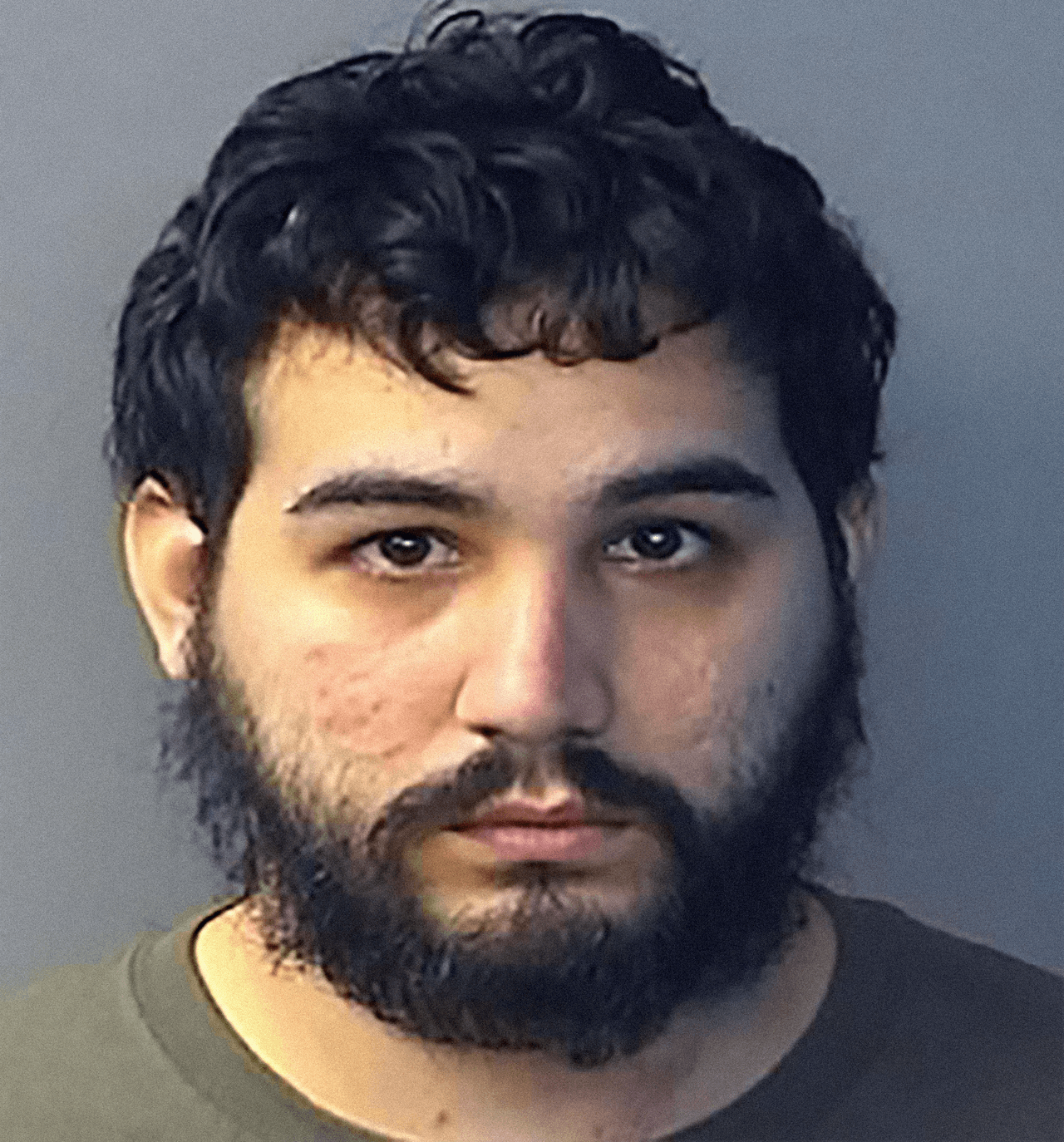 <b>Jesús Emmanuel Arvelo Rodríguez, </b>alias Chuma, de 27 años de edad y vecino del residencial Luis Llorens Torres de San Juan es un fugitivo acusado de irrumpir en un hogar para darle muerte a tiros a un hombre.