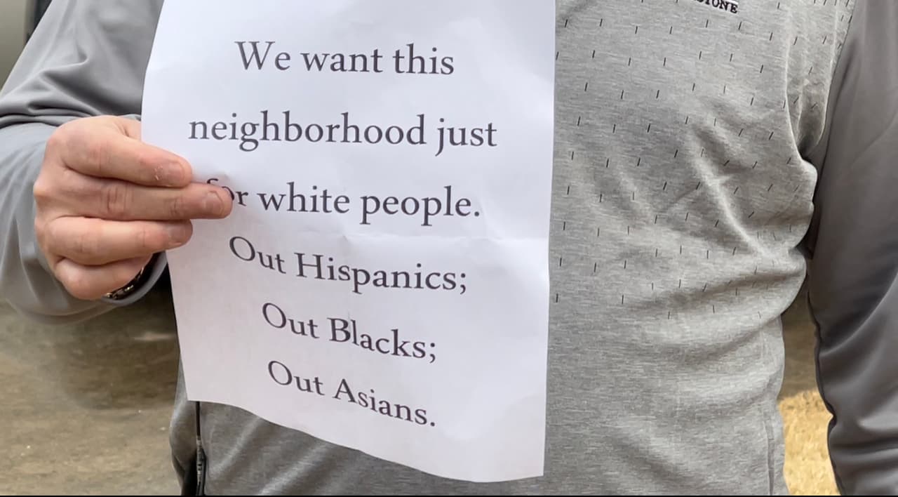 Las cartas se entregaron en sobres blancos, algunos con nombres de residentes, otros no tenían ningún nombre del remitente.