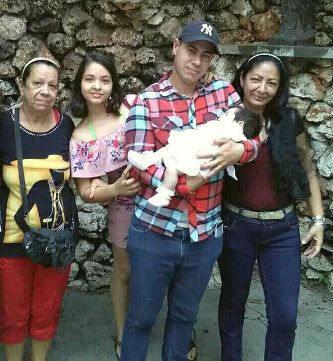 Elizabeth Fariñas una niña de 13 años y su madre Yanet Pino, de 48, murieron durante la noche del pasado domingo cuando su casa se derrumbó en un barrio de la Habana. (Ambas víctimas se encuentran al lado del hombre que carga una bebé en la foto; la mujer que está a la izquierda en la foto es Amparo González, de 69 años, madre de Yanet y abuela de Elizabeth, quien sufrió heridas graves y aún se debate entre la vida y la muerte). 
<br>