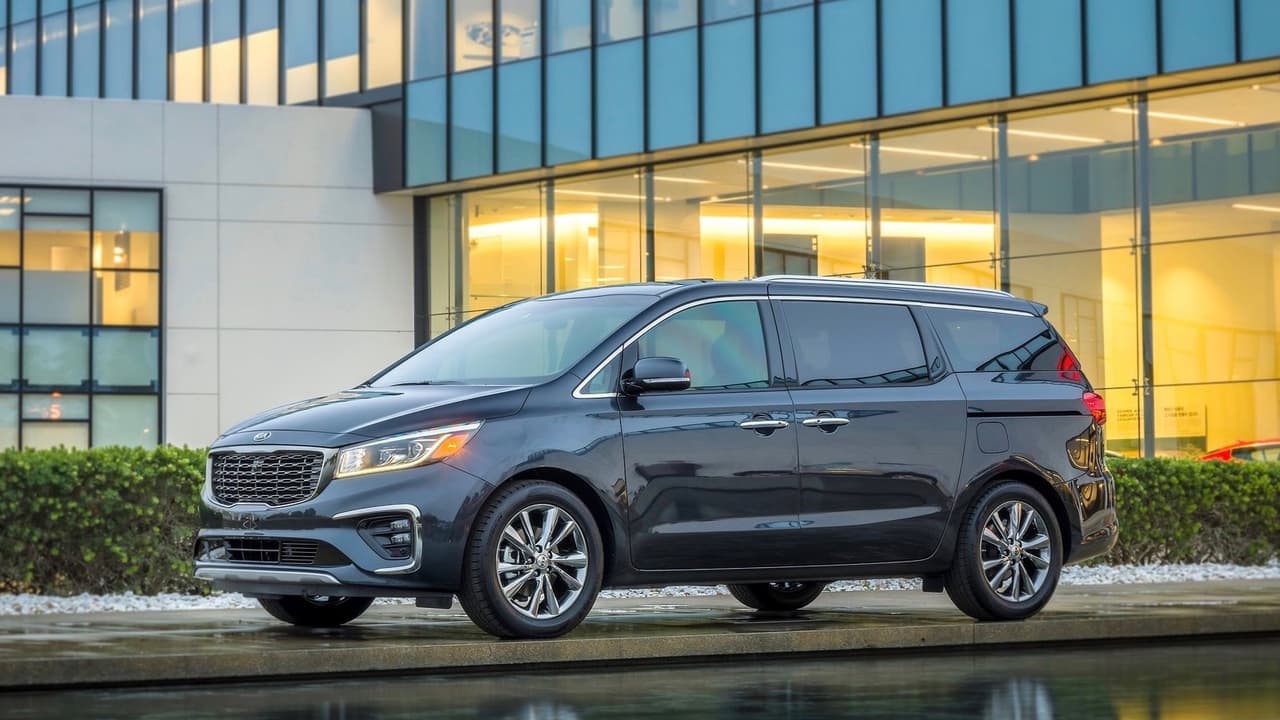 <h3 class="cms-h3-H3">5. Kia (61 puntos)</h3>
<br>A pesar de haber caído dos escaños en relación a la lista del año anterior, Kia es la marca coreana con mayor confiabilidad en el estudio y la quinta marca más confiable en el país. Por algún motivo sus modelos equivalente a los autos más problemáticos de Hyundai, no muestran problemas similares. (Hyundai, Kia y Genesis son marcas de Hyundai Motor Company). La 
<b>Kia Sportage</b> que comparte su mecánica con la Hyundai Tucson, y el 
<b>Kia Niro</b> que comparte su mecánica con el Hyundai Ioniq no mostraron los problemas los mismos problemas de los modelos Hyundai. Si embargo el sedán grande 
<b>Kia Cadenza</b> mostró una confiabilidad muy inferior al promedio con problemas en sus sistemas climáticos y de enfriamiento. Kia cayó dos puestos en relación al estudio conducido el año pasado. 
<br>Modelo más confiable:
<b> Kia Sedona</b>
<br>Modelo menos confiable: 
<b>Kia Cadenza</b>