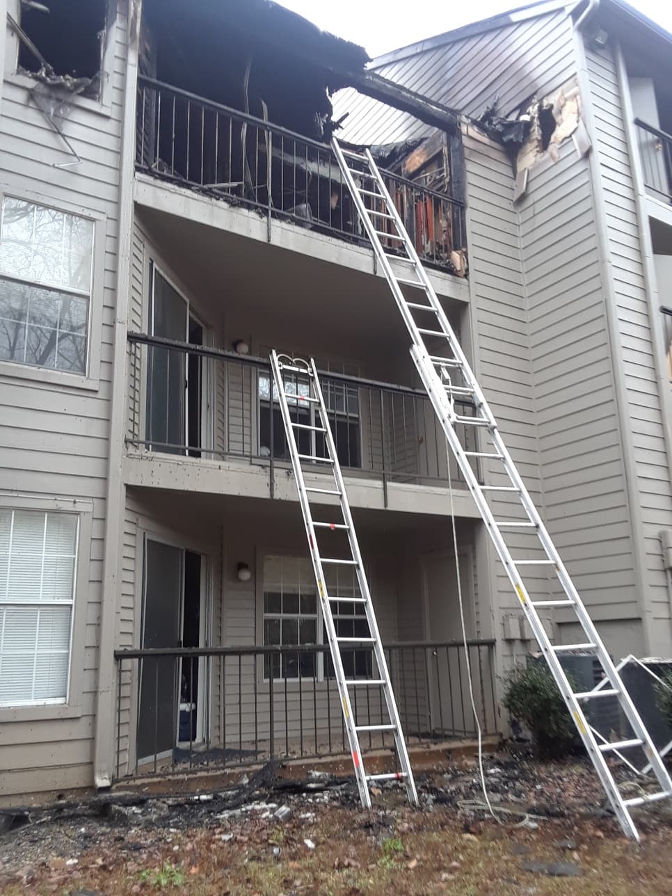 El fuego causó "daño severo" en el apartamento donde se originaron las llamas y otras seis registraropn daños por humo y agua.