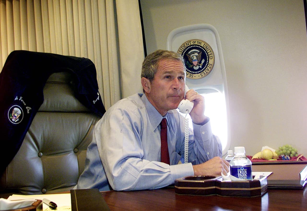 El presidente George W. Bush en camino a Nueva York luego de los ataques terroristas del 11 de septiembre de 2001.