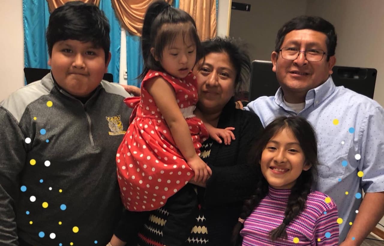 Pastor Hebert Mallqui con su esposa Rubicella y sus hijos Carmen, 3, Rosa, 8 y Luis 12.