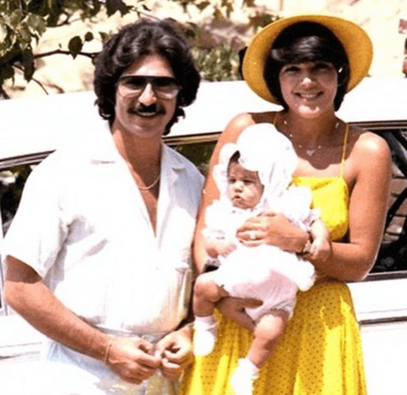 Del matrimonio, nacieron los primeros retoños que conforman la dinastía Kardashian Jenner: Kourtney, Kim, Khloé y Rob. El divorcio llegó en 1991, luego de rumores de infidelidad de ambas partes.