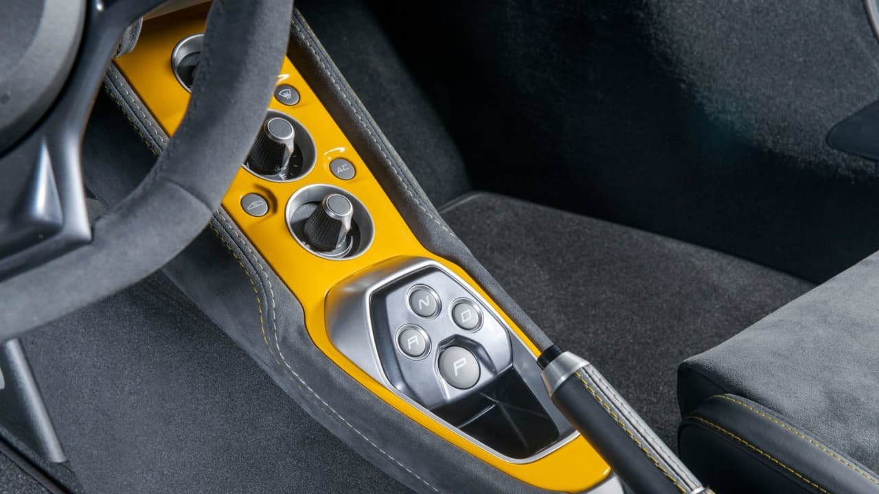 Esta es la consola central para la versión con transmisión automática, Prescinde de palanca y en su lugar emplea botones, Tanto con caja manual como automática 
<b>ofrecerá cuatro modos de ESP: </b>Drive, Sport, Race y Off, seleccionables por medio de un botón en el tablero.