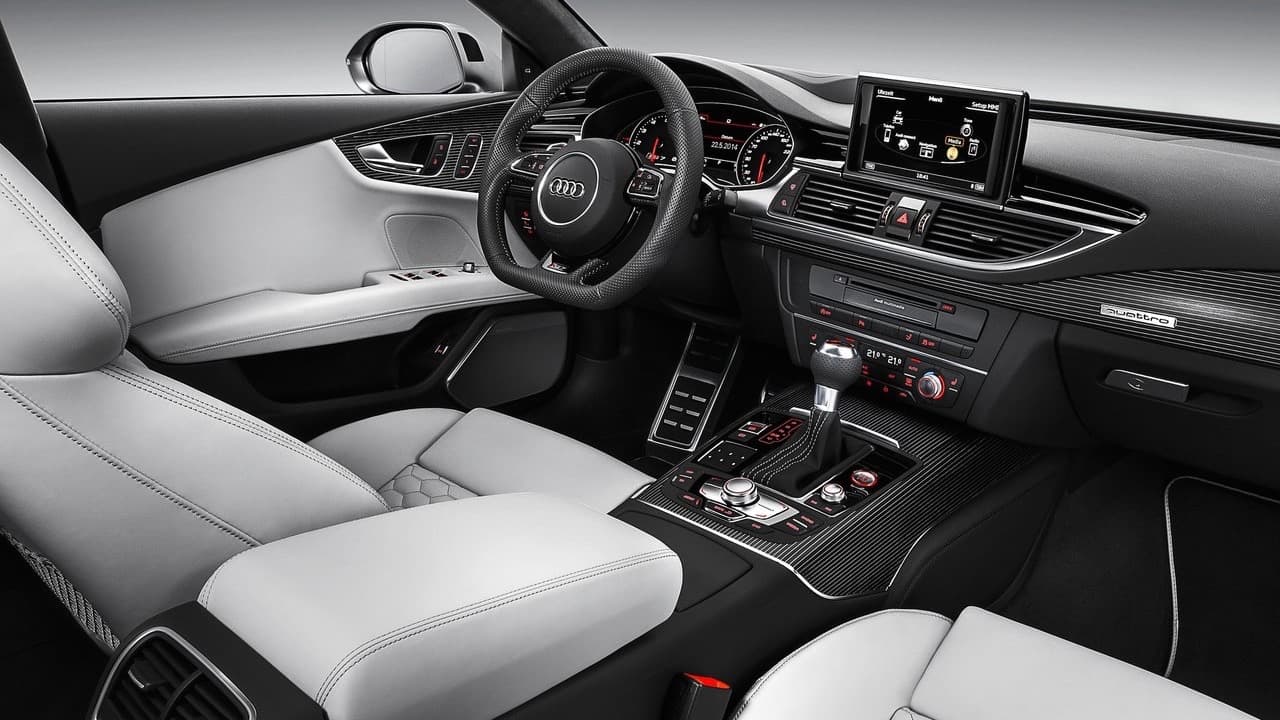 Por
<b>110,700 dólares</b> tendrás a tu disposición al
<b>Audi</b>
<b>RS7 </b>con los 560 caballos de fuerza y 516 lbs.-pie de torque que genera su V8 turbo-cargado de 4.0 litros que transfiere su potencia a las ruedas a través del legendario sistema de tracción integral ‘quattro’ con diferencial deportivo. El RS7 llega también con dirección dinámica, suspensión de aire, asientos de cuero Valcona con costuras contrastantes y sistema de navegación con control de voz y sensibilidad al tacto con reconocimiento de caligrafía.
<br>
<br>Si esto no es suficiente para tu recién ganadas fama y fortuna, por 19,000 dólares más el V8 desarrollará
<b>605 caballos de fuerza</b> y
<b>553 lbs.-pie de torque</b> y podrás obtener una suspensión especial, frenos de compuestos cerámicos y los spoiler frontal, difusor traseros y cubiertas de espejos exteriores en fibra de carbono.
<br>