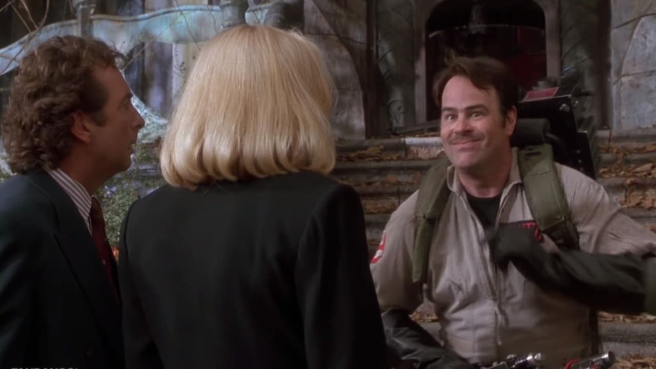 <b>Dan Aykroyd en ‘Casper’</b>
<br>En una sola escena de la película de 1995, casi como un cameo, el actor Dan Aykroyd apareció como como su personaje Ray Stantz de ‘Ghostbusters’ para advertirle a la familia que se mudaba a la casa de ‘Casper’ y que no llamara a los cazafantasmas. Además de ser recordada su participación, también despertó las teorías de que ambas películas ocurren en el mismo universo.