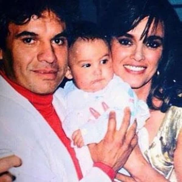 @luciamendezoficial: "Mi querido compadre hoy el cielo gana una estrella con luz infinita, tan grande que siempre brillará entre nosotros... Te amo con Amor Eterno 💋💋💋 @soyjuangabriel".