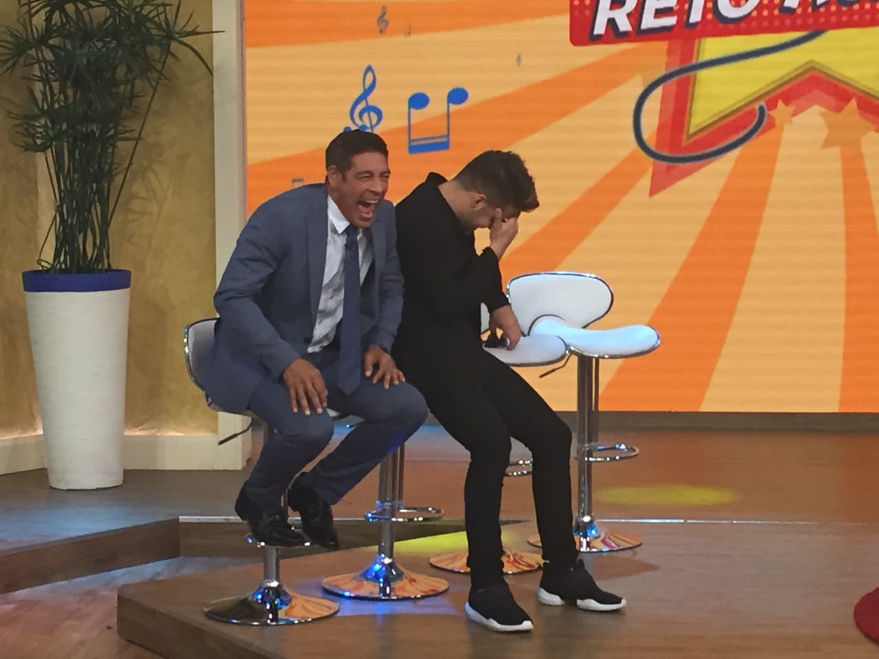 ¡Risa incontenible! Así estaban Johnny y William durante la interpretación de Ana Patricia y Alan.