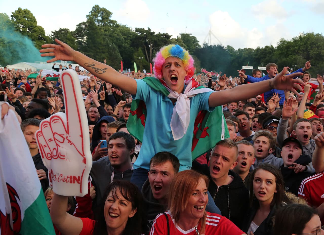 Los fans de Bélgica y Gales desbordaron la pasión en el Estadio de Lille durante los cuartos de final de la Eurocopa. Checa la vibra que lanzaron a sus equipos.