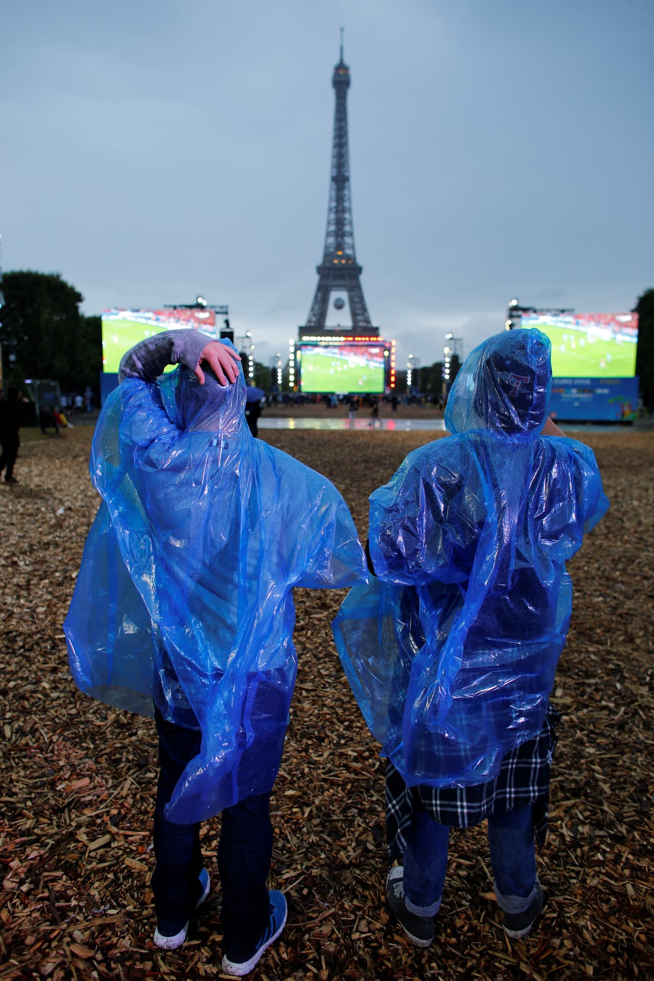 Los fans de Bélgica y Gales desbordaron la pasión en el Estadio de Lille durante los cuartos de final de la Eurocopa. Checa la vibra que lanzaron a sus equipos.