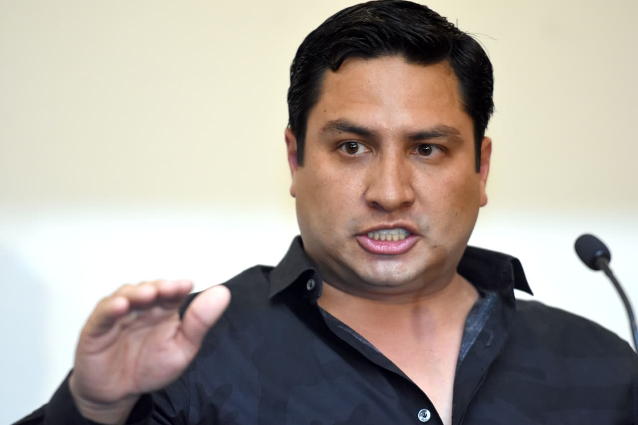 "No me contrató directamente él. Creo que fui en dos ocasiones a (el salón de eventos) La Camelia, por medio de otras personas. Ahí se me presenta (a Raúl Hernández Flores) como que 'mira, este es el empresario, este señor el dueño de aquí del lugar'".