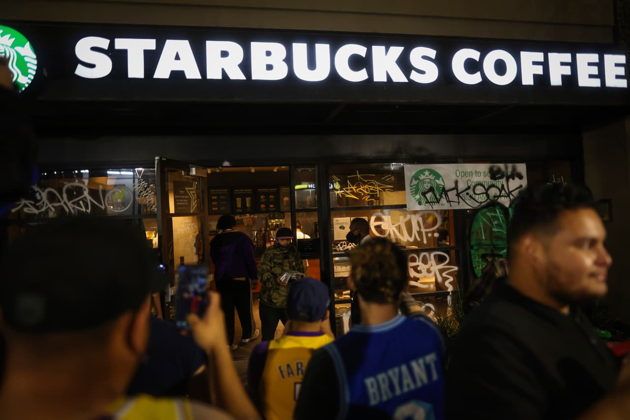 Así quedó una tienda Starbucks en el área del Staples Center en el centro de Los Ángeles. De acuerdo con el reporte, la tienda no solo fue vandalizada, sino también saqueada durante la celebración de la final del campeonato de la NBA, este domingo por la noche.
<br>
<br>