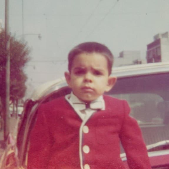 Y no podía faltar el padre de Vadhir y José Eduardo. ¿Se parece Eugenio Derbez de niño a sus hijos? ¿O al abuelo que es hoy en día?