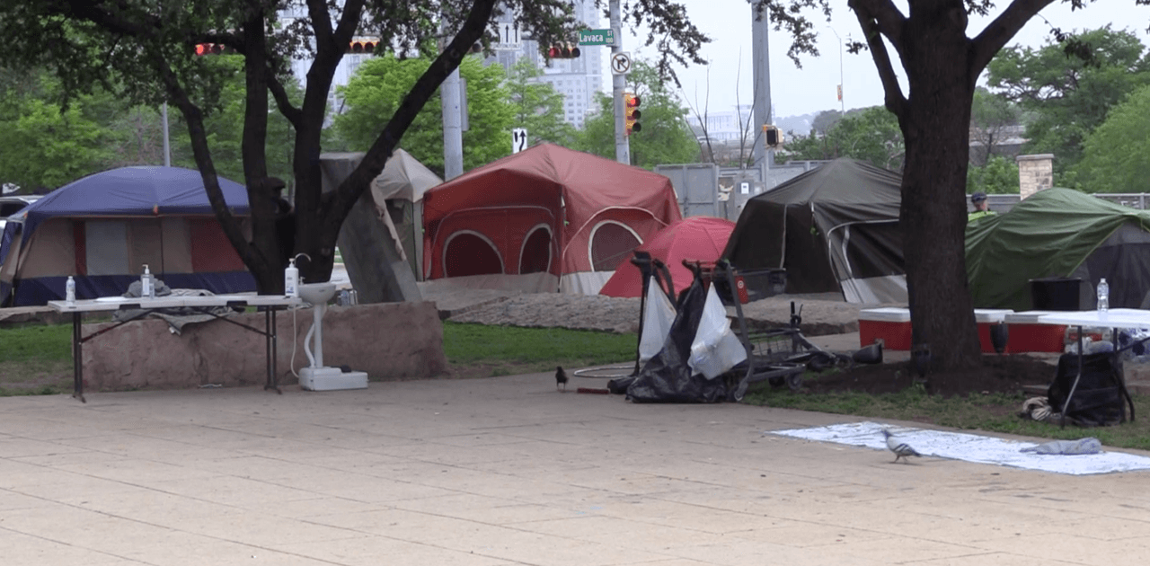 Durante las fases tres y cuatro, y después del incumplimiento, es cuando las autoridades iniciarán los arrestos y la limpieza de los campamentos junto con los equipos de alcance para personas sin hogar.