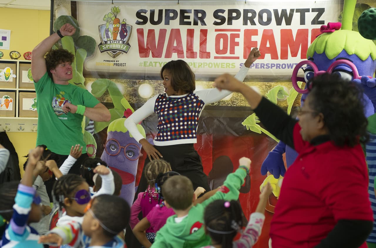 Bailar fue una de esas habilidades que Michelle Obama mostró desde el principio, no solo en famosos programas de televisión, sino en sus giras por todo el país practicando divertidas rutinas rodeada de pequeños.