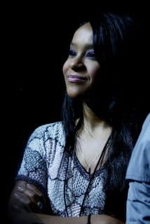 Bobbi Kristina permanece en un centro de rehabilitación del que no se tienen mayores datos.