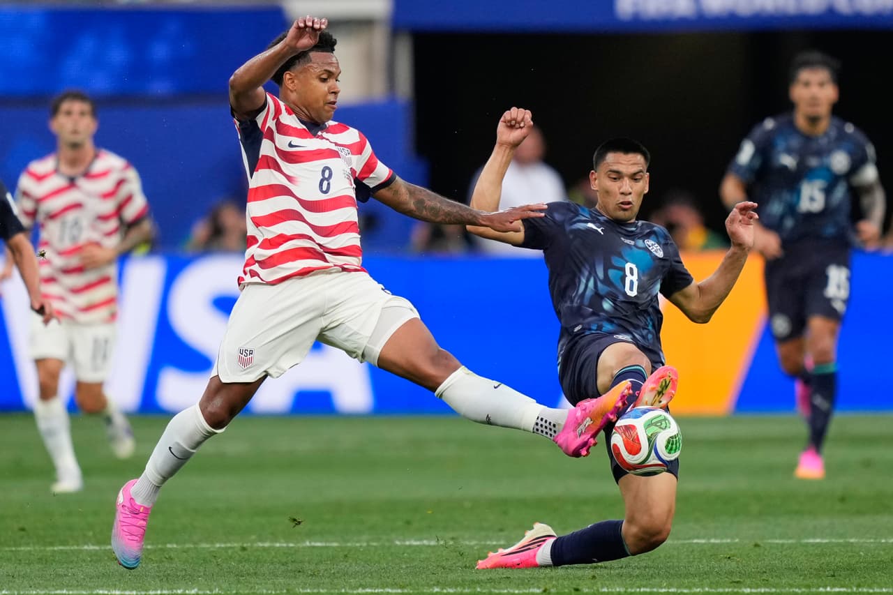 Weston McKennie, de Estados Unidos y Diego Gómez, de Paraguay, disputan el balón durante el partido.