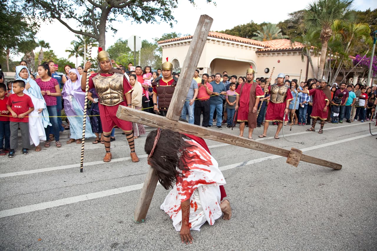 Los católicos guatemaltecos de la ciudad de Lake Worth, en la costa este de Florida, celebran cada Viernes Santo un viacrucis al estilo tradicional de su país.