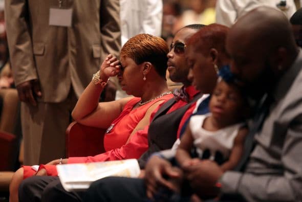 "No pude protegerte pero te amamos", escribió su padre en una tarjeta. "Nunca te dejaré morir en mi corazón".