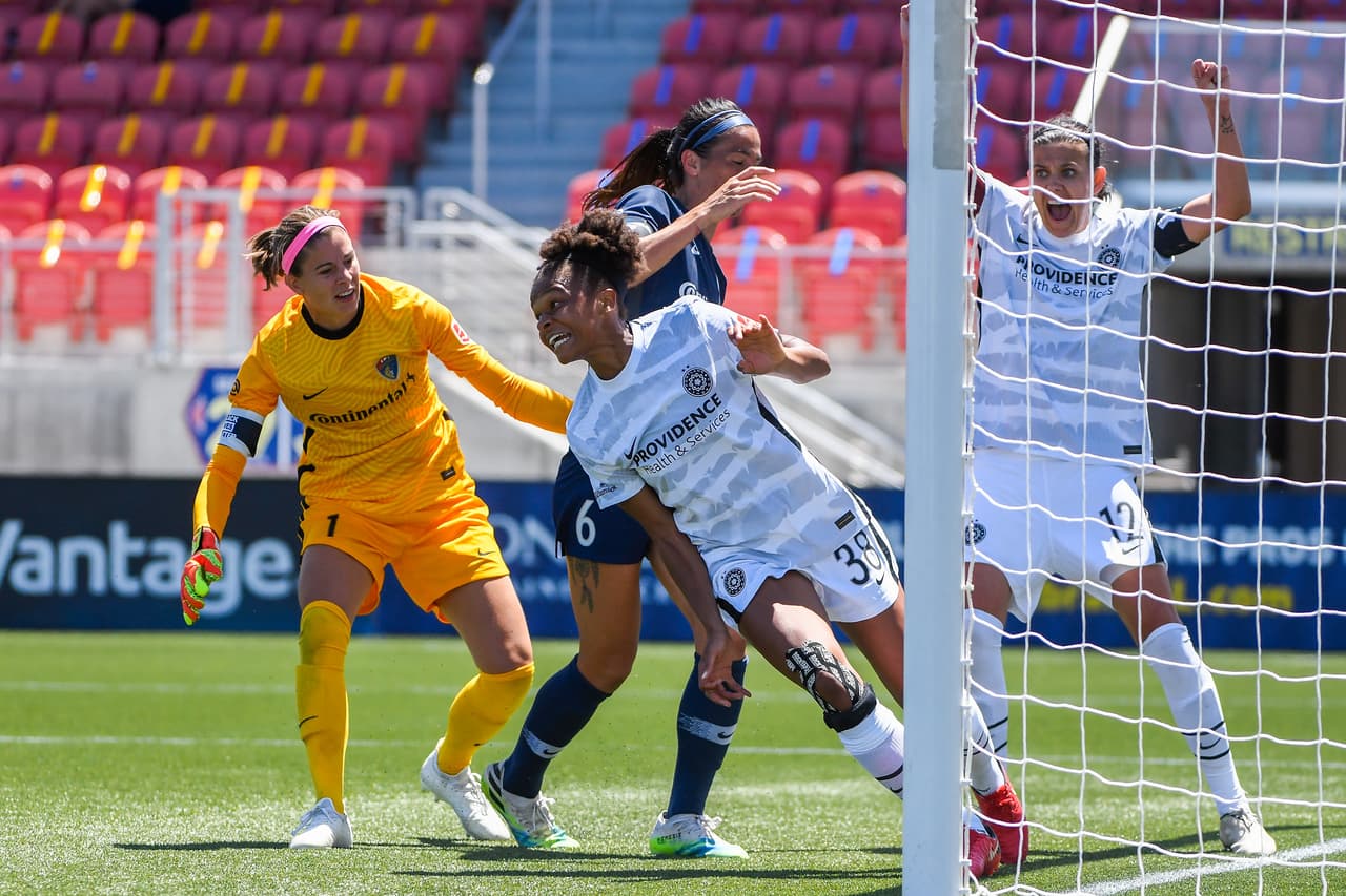 Simone Charley, quien viste la camiseta 38 en el Portland Thorns FC, celebró su primer gol en contra del North Carolina Courage.