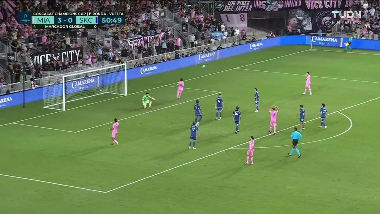 ¡TIRO ATAJADO! disparo por Lionel Messi.