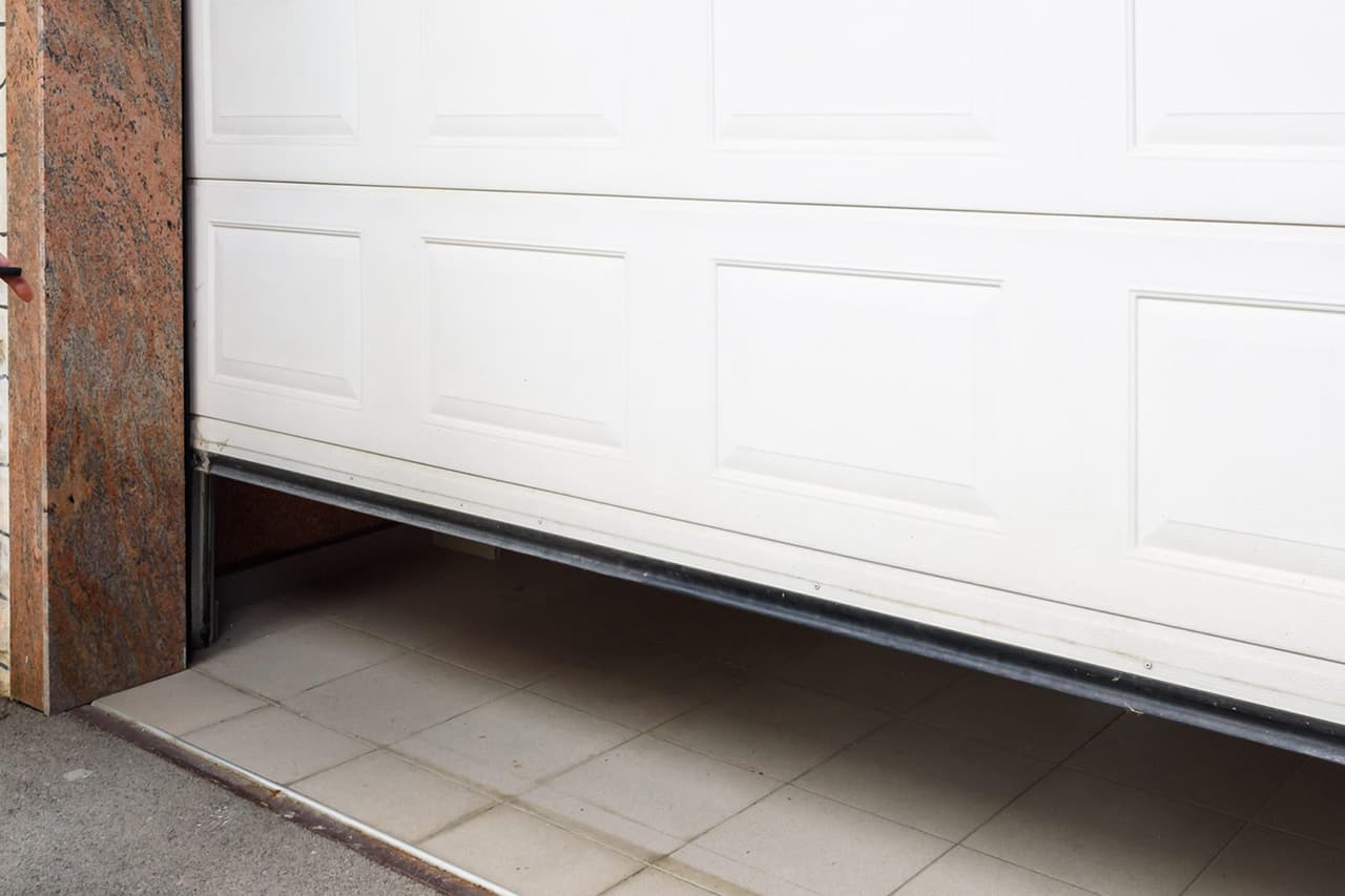 Obrero alertó a la policía que una pareja encerraba a su hijo en una estructura que él mismo construyó