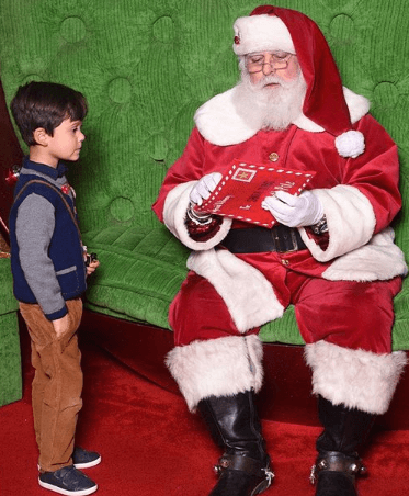 Bruce reaccionó muy diferente a su hermanita, él aprovechó muy bien la visita y el momento quedó grabado en estas fotos.