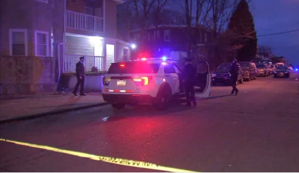 Violencia armada: Hombre baleado a muerte mientras cargaba un bebé, otros 7 heridos en tiroteos