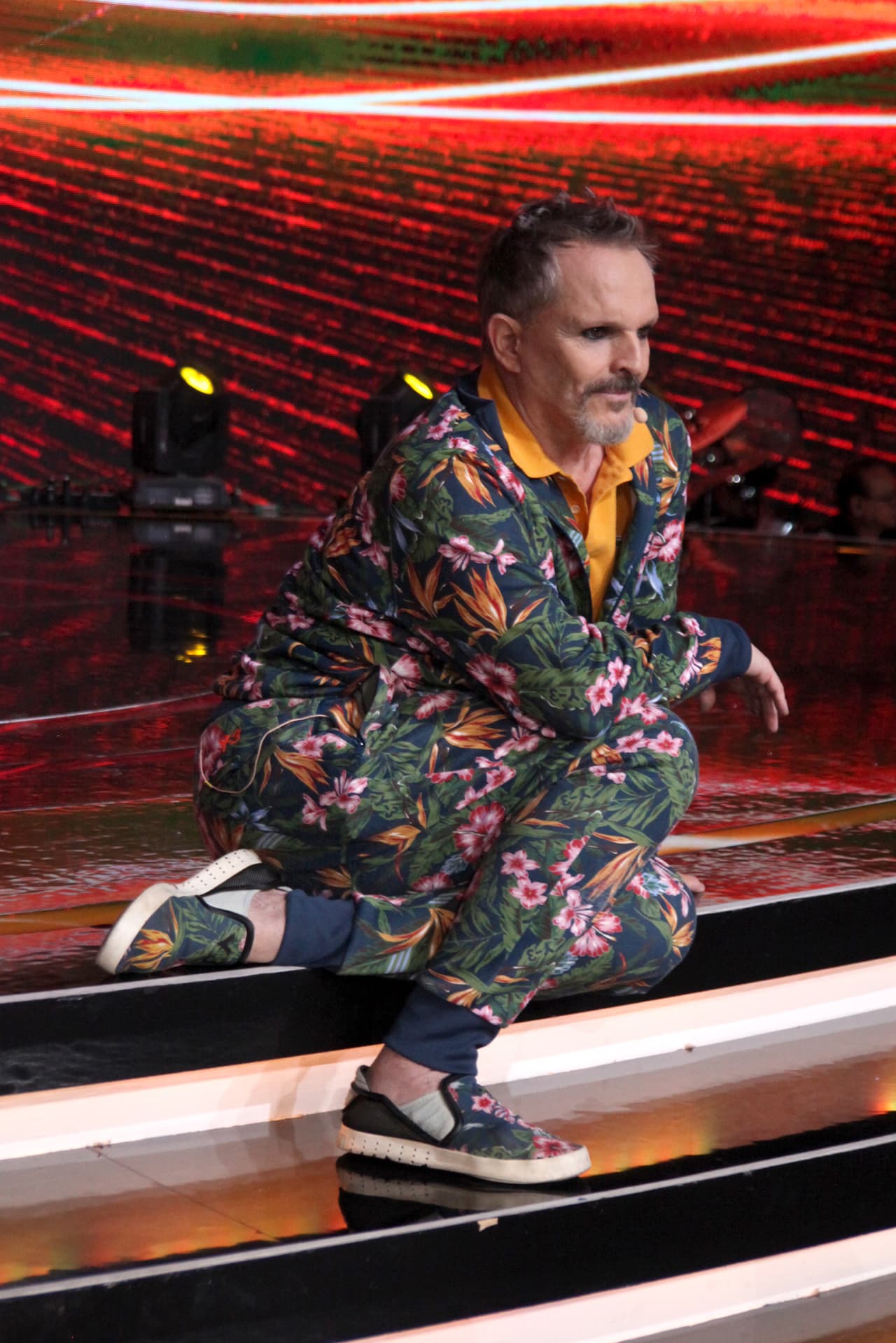 ¡Miguel Bosé nos sorprendió llevando este atuendo sport lleno de flores!