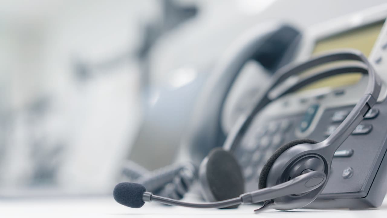 Una operadora de call center fallece de un infarto durante su turno y sus compañeros trabajaron más de dos horas junto a su cadáver 