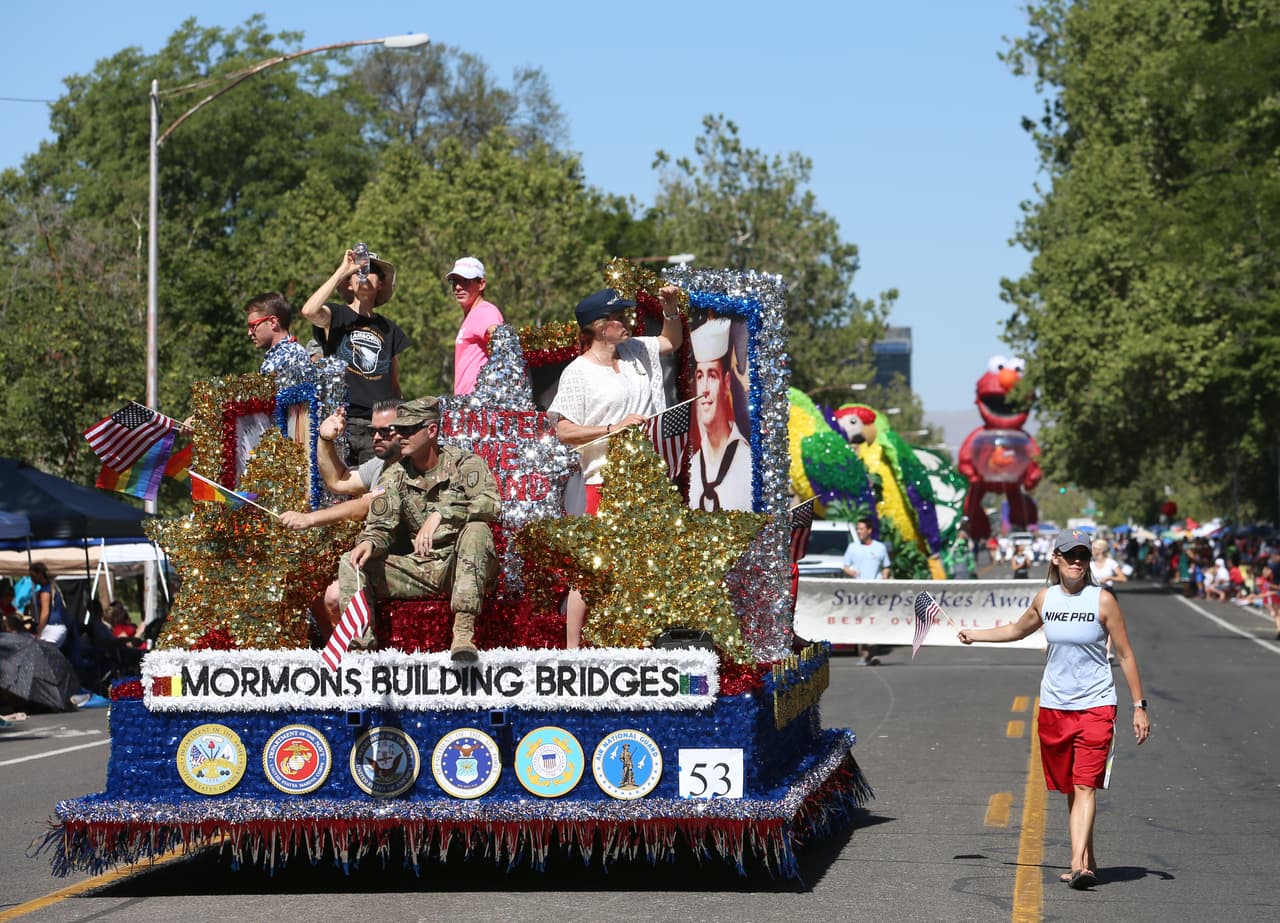 "Los mormones construyen puentes" y personajes de Plaza Sésamo se juntaron en el desfile de Provo, en Utah.