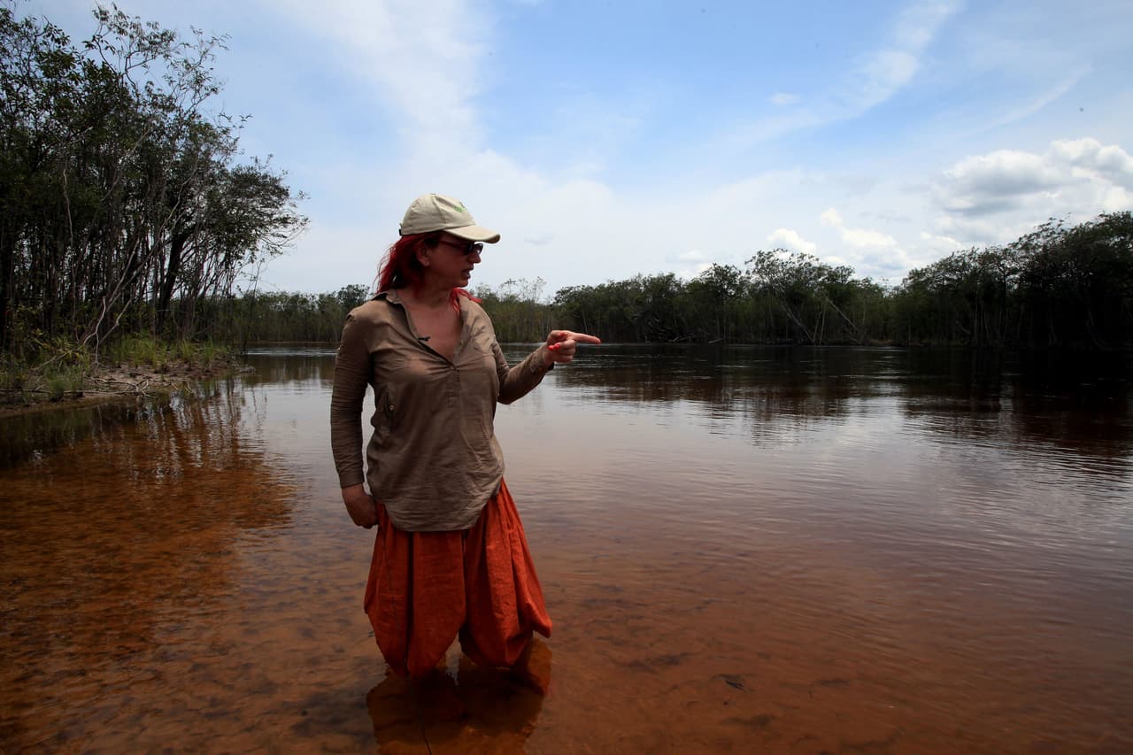 ACOMPAÑA CRÓNICA BOG06. MATAVÉN (COLOMBIA), 14/04/2013.- Fotografía del pasado 12 de abril de 2013, de la directora del Instituto Humboldt, Brigitte LG Baptiste, en el caño Matavén, departamento de Guaviare (Colombia). Colombia, Venezuela, Brasil, Guyana, Guayana Francesa y Surinam albergan el Escudo Guayanés, el bosque tropical intacto más antiguo del planeta que hoy combate la deforestación y la minería en su cruzada contra el cambio climático. Este paraíso de 270 millones de hectáreas presenta un paisaje de transición entre las sabanas y la selva Amazónica, regula la estabilidad del clima mundial y acoge numerosas especies naturales, aunque su ubicación en remotos enclaves ha dificultado la investigación y el desarrollo estatal. EFE/MAURICIO DUEÑAS CASTAÑEDA
