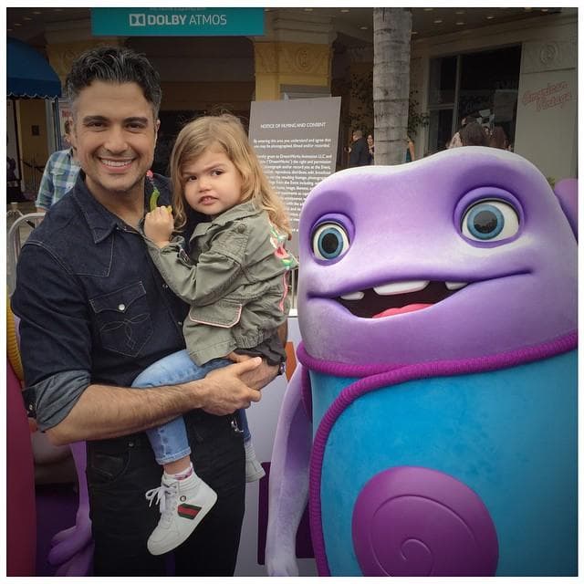 Siendo Elena la princesa de la casa, por lo que
<b><a href="http://www.univision.com/temas/jaime-camil">Camil</a></b> no puede resistirse a cumplir todos sus caprichos.