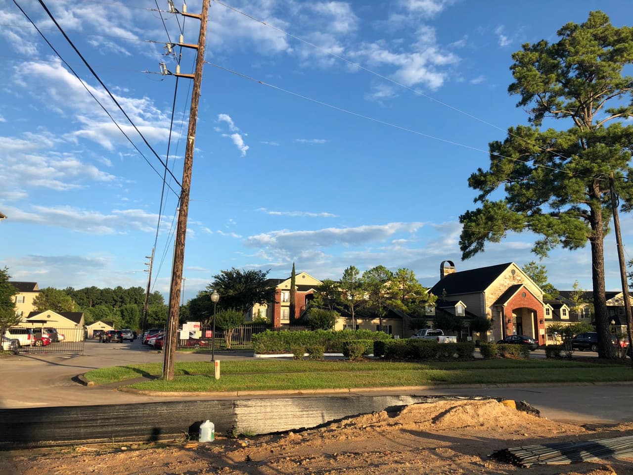El sospechoso está al interior de un apartamento de este conjunto residencial.