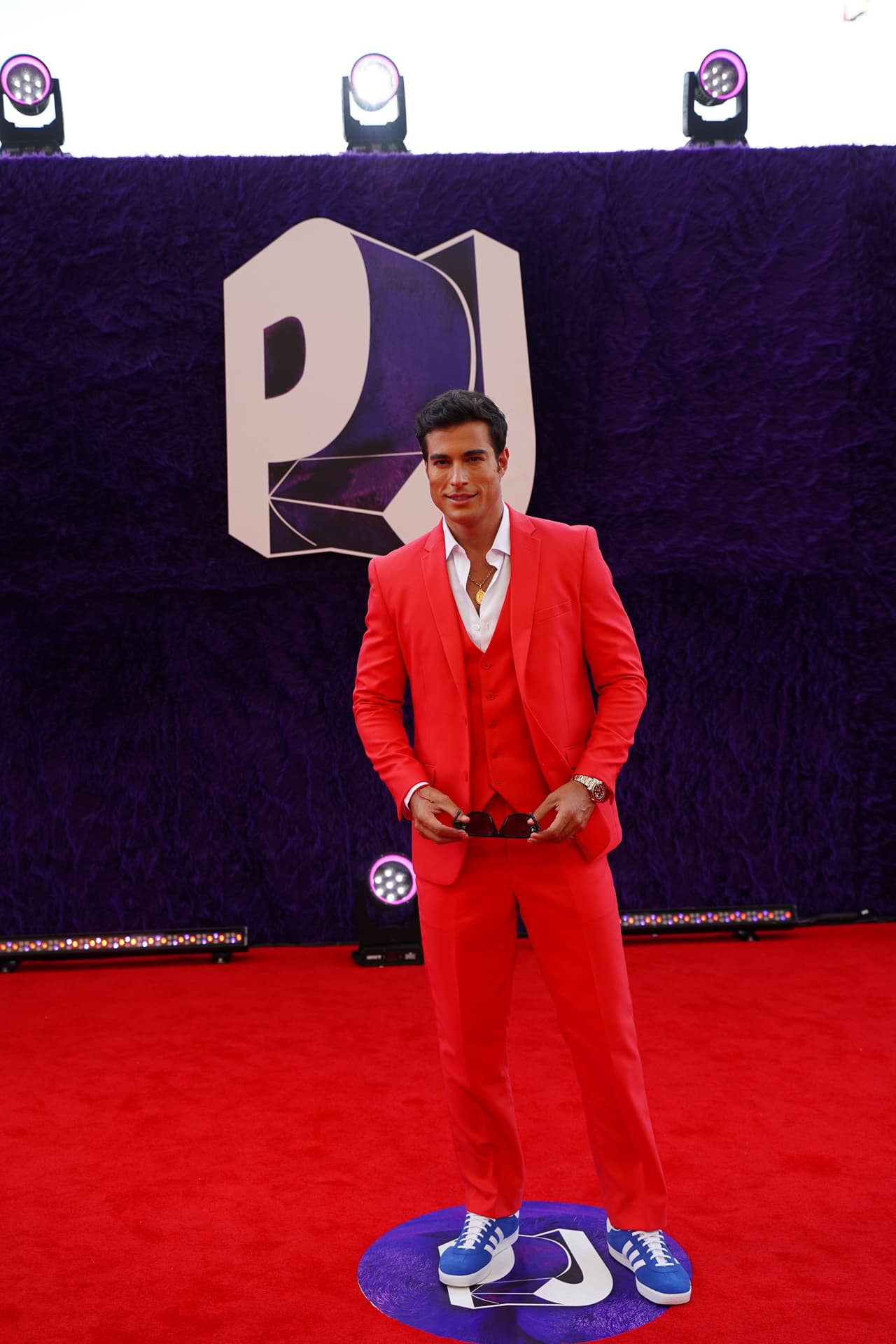 <b>Danilo Carrera</b> eligió un traje sastre en color rojo que contrastó con zapato deportivo azul.
<br>