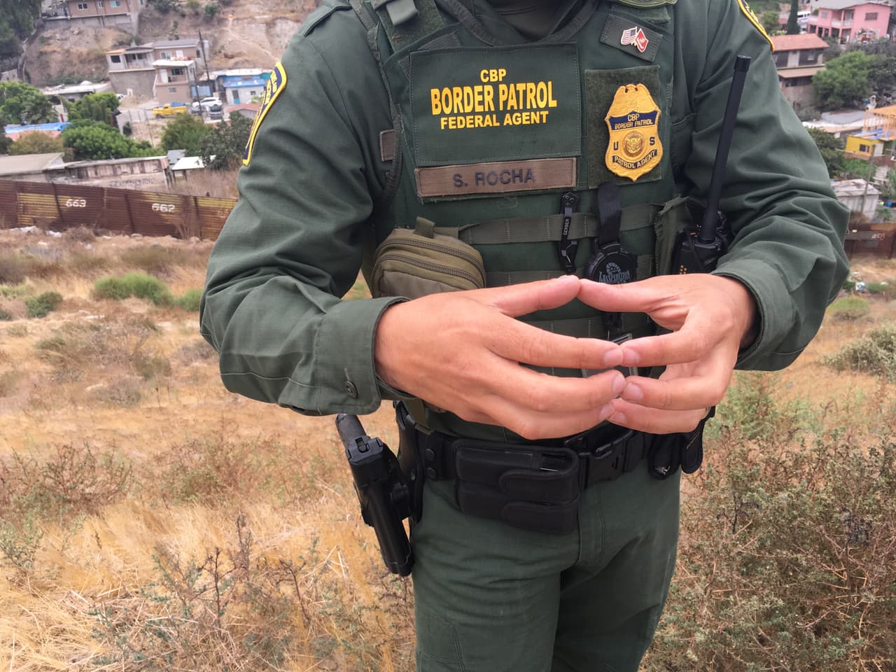 El agente fronterizo Saúl Rocha habla sobre las medidas de seguridad implementadas en el sector San Diego.