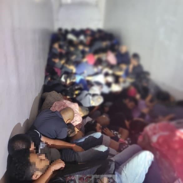 Cientos de migrantes han sido detenidos dentro de cajas de tráileres en años recientes. Los choferes han sido acusados de tráfico de indocumentados y algunos fueron condenados a varios meses de prisión.