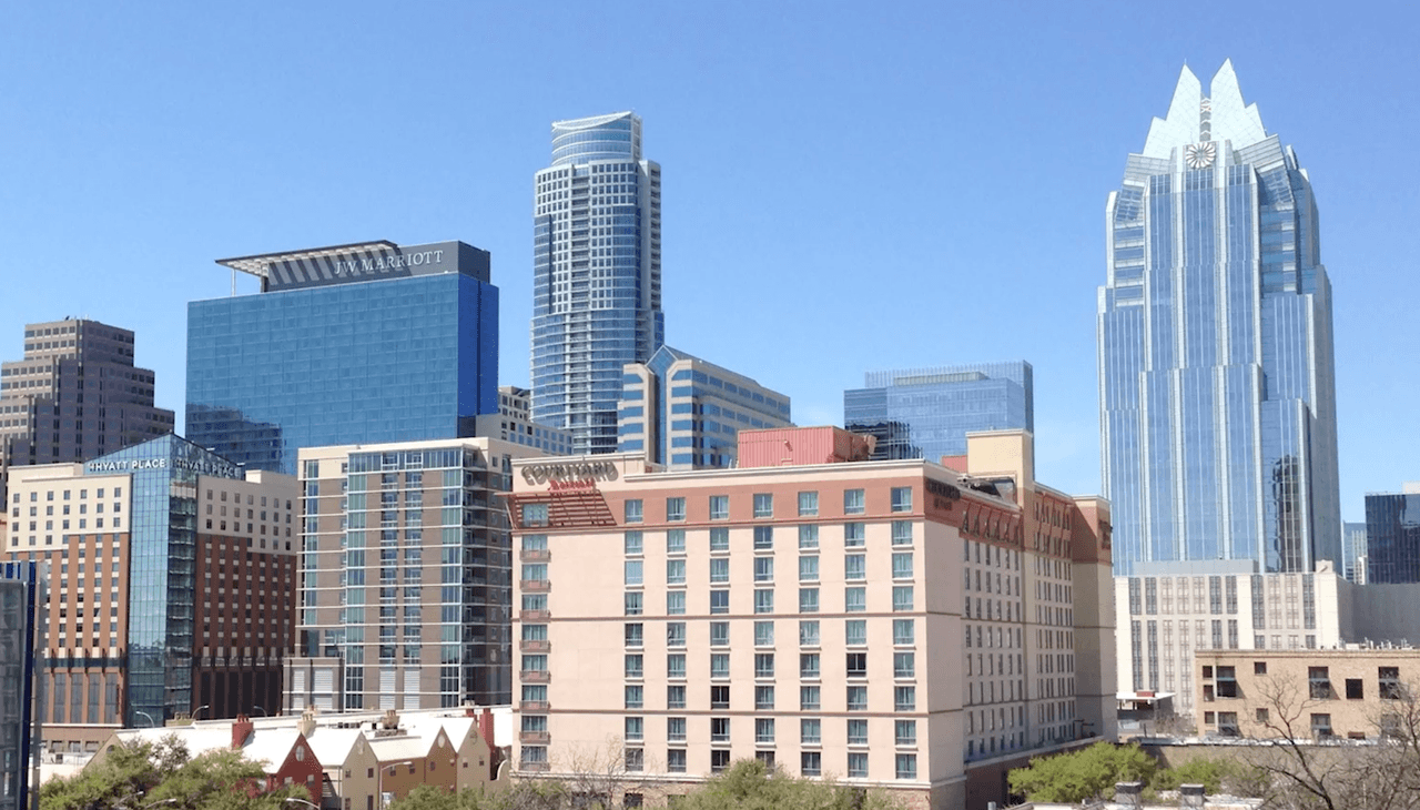 Según el informe, los precios de alquiler a nivel nacional han aumentado significativamente año tras año. Los alquileres de apartamentos de una y dos habitaciones aumentaron un 22,6 % y un 20,4 %, respectivamente.