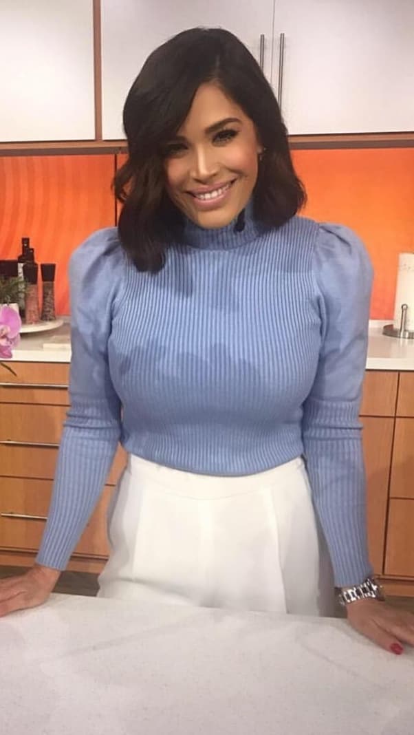 Karlita Martínez agregó en Instagram esta fotografía donde lleva una blusa en azul claro, con textura y hombros abultados. Ahora que los rayos del sol no están en su máxima potencia es una buena idea para disfrutar de los días templados.