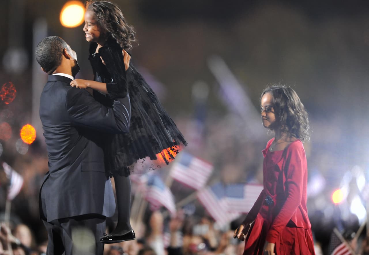 La noche del 4 de noviembre de 2008 Obama celebró su victoria frente al candidato republicano John McCain y se convirtió en el primer presidente electo de Estados Unidos afroamericano. Las pequeñas Malia y Sasha compartieron ese emocionante momento con su papá.