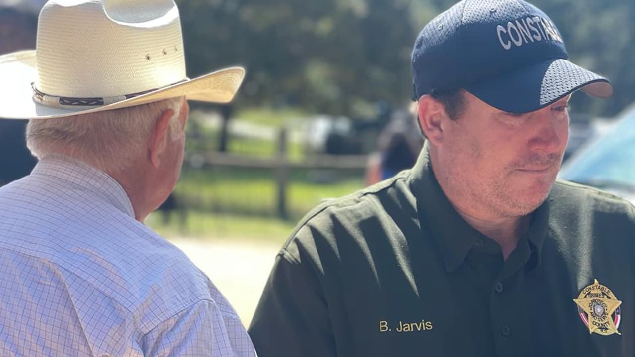 El hallazgo se dio gracias a información recibida a través de una llamada. “Hubo una pista de alguien que había visto a un niño pequeño, no se si esa pista dirigió al equipo de búsqueda hasta
<b><a href="https://www.univision.com/local/houston-kxln/christopher-ramirez-desapariciones-busqueda-condado-grimes-houston-texas-investigacion-fotos">Christopher,</a></b> pero si encontraron al pequeño”, continuó el juez.
<br>