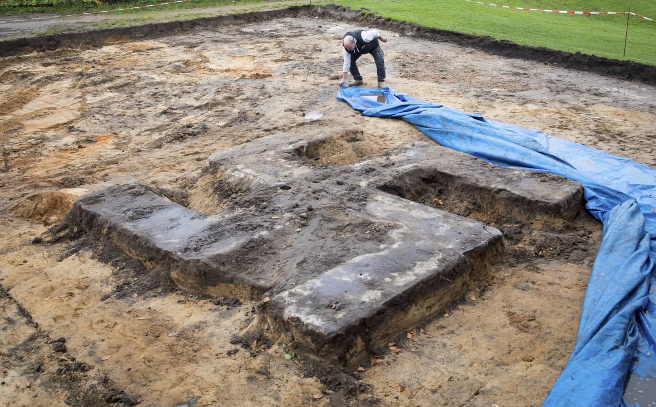 Hallan una esvástica gigante enterrada en un campo de fútbol de Hamburgo