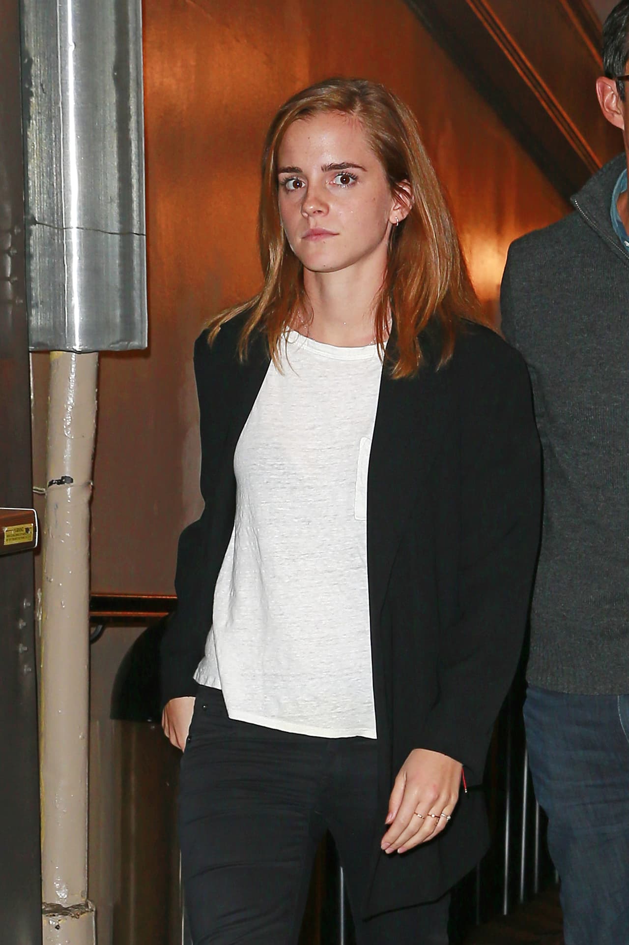 Oops! Emma se molestó al ver a los paparazzi.